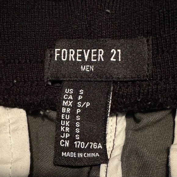 Forever 21 Men's Black and Gray Camo Twill Jogger - Picture 2 of 8